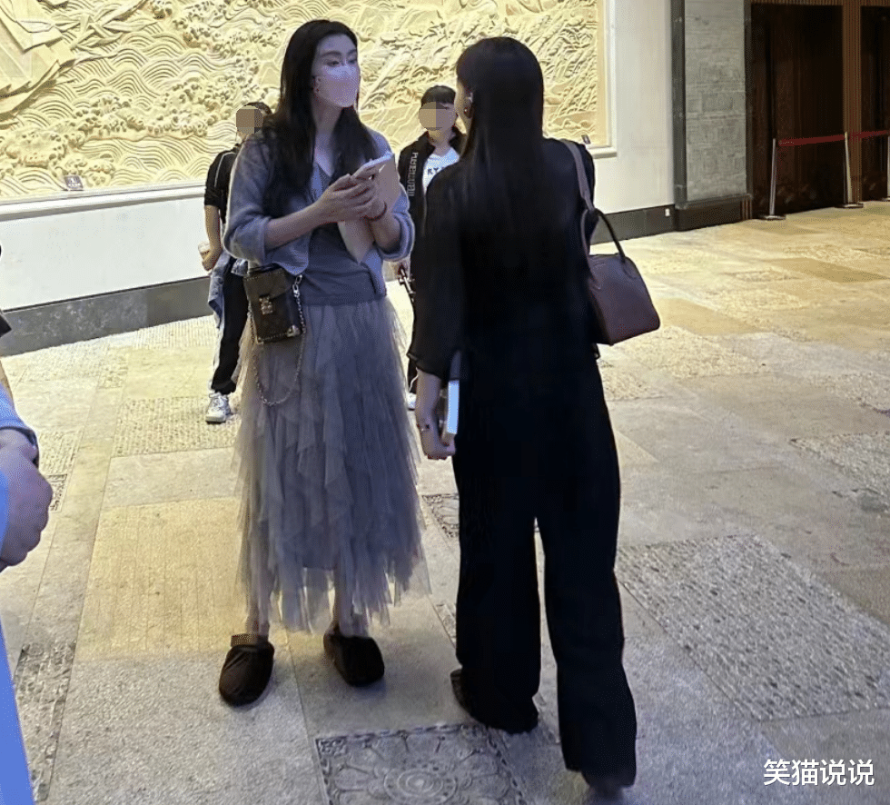 网友遇王祖贤坐高铁，身材高挑头发浓密好抢眼，化身好奇宝宝到处拍照！