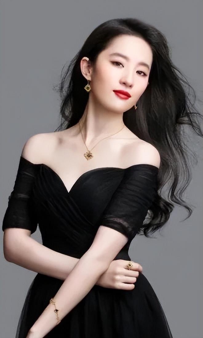 刘亦菲换了风格？这样的装扮出门，仙女形象顷刻间垮掉