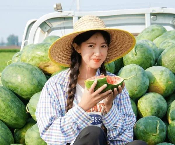 网红麦小登官宣怀孕，网友：这种事情也要公开说，早就审美疲劳了