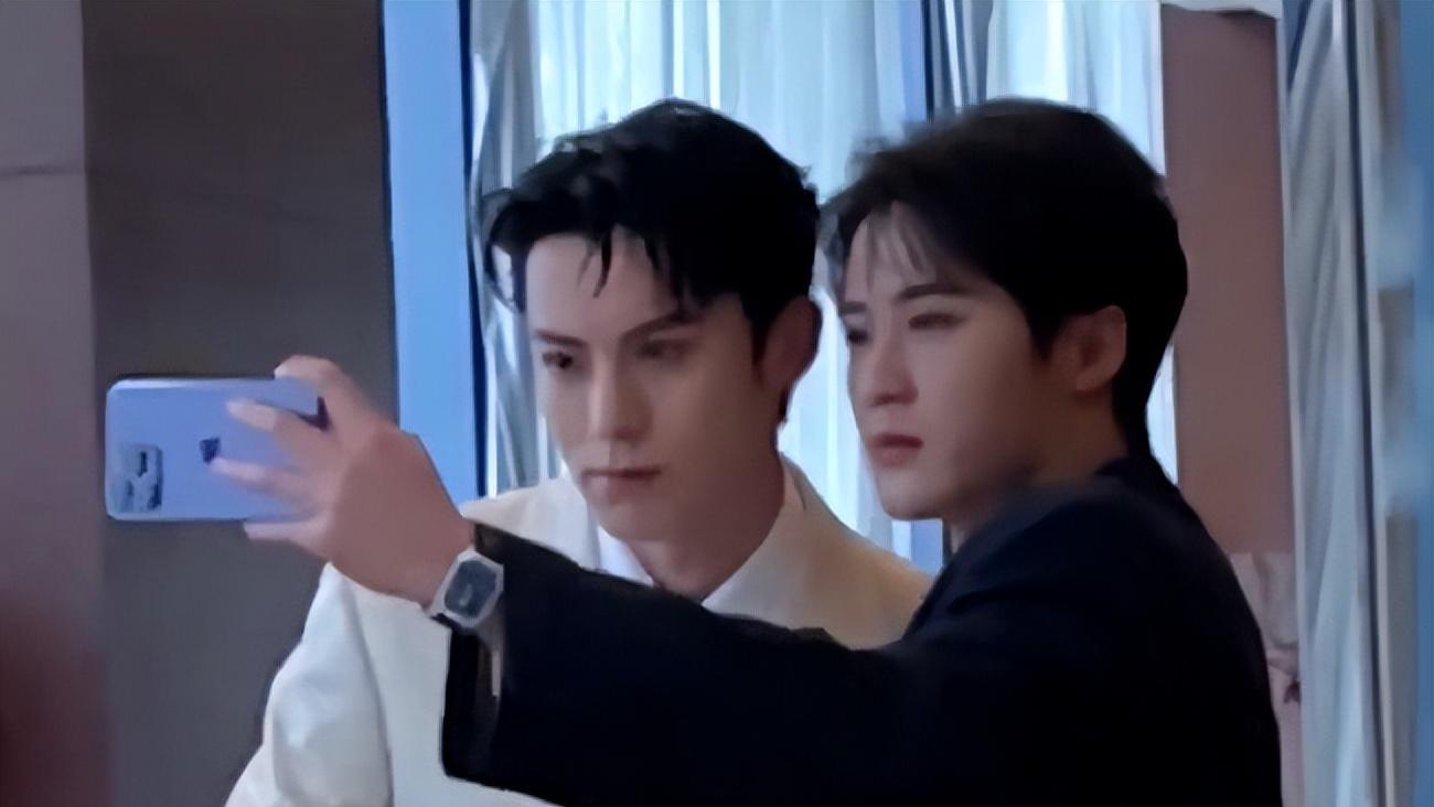 惠英红|众星分享微博之夜候场状态：惠英红宋佳打牌，王鹤棣檀健次合影