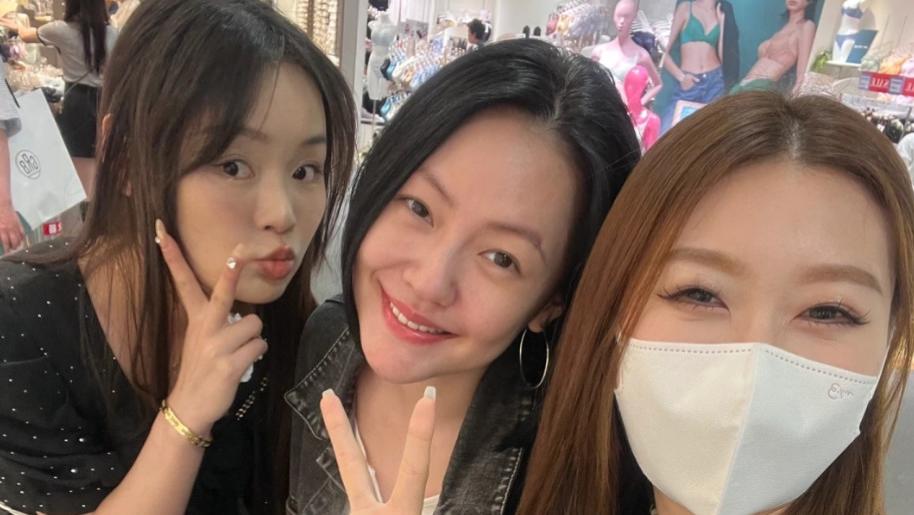 小S|小S东京被偶遇，发际线上移太尴尬，穿着朴素逛内衣店疑讨好老公