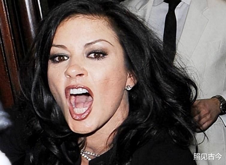 泽塔琼斯: “英伦玫瑰”被婚姻毁了,大25岁老公风流到患了口腔癌