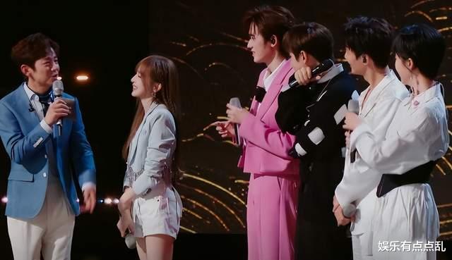 陈楚生问周深: 什么时候推荐李克勤来《家年华》? 周深的回复超好笑