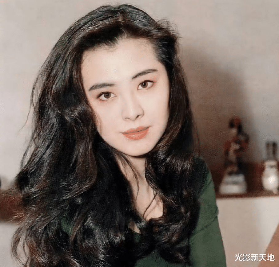 王祖贤近照曝光，双眼变形、拉皮痕迹明显，女神容颜不再