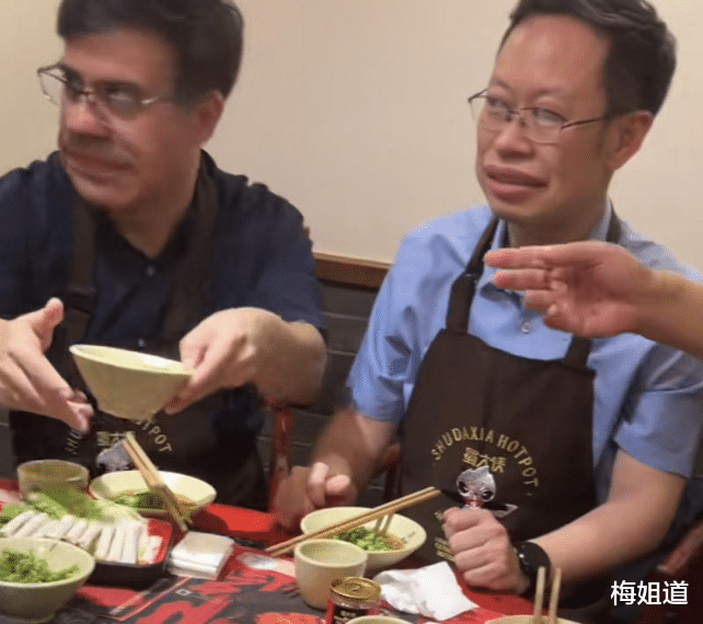 麻辣火锅|30度的天带72岁领导狂奔,还去吃麻辣火锅,女生真是“孤勇者”