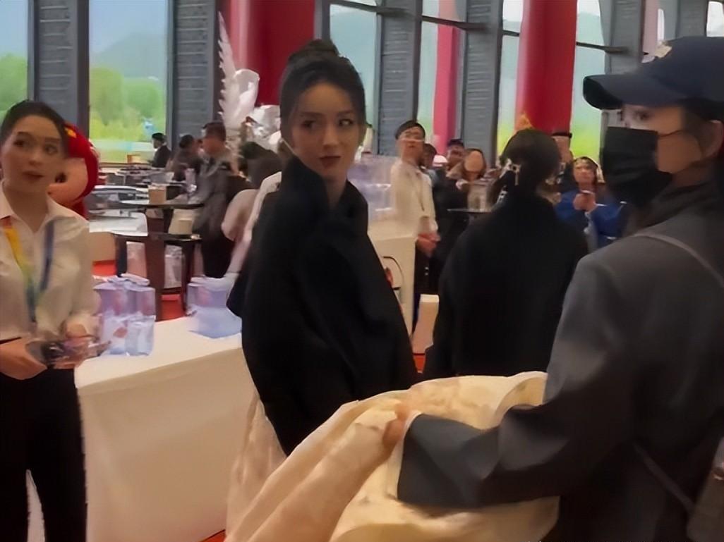 娱乐圈|摔倒、甩裙子、狼狈让C,照清了最真实的娱乐圈