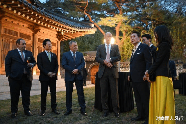 小黑裙 韩国第一夫人难怪受爱戴！穿小黑裙慰问老人，蹲下身子交流超温柔