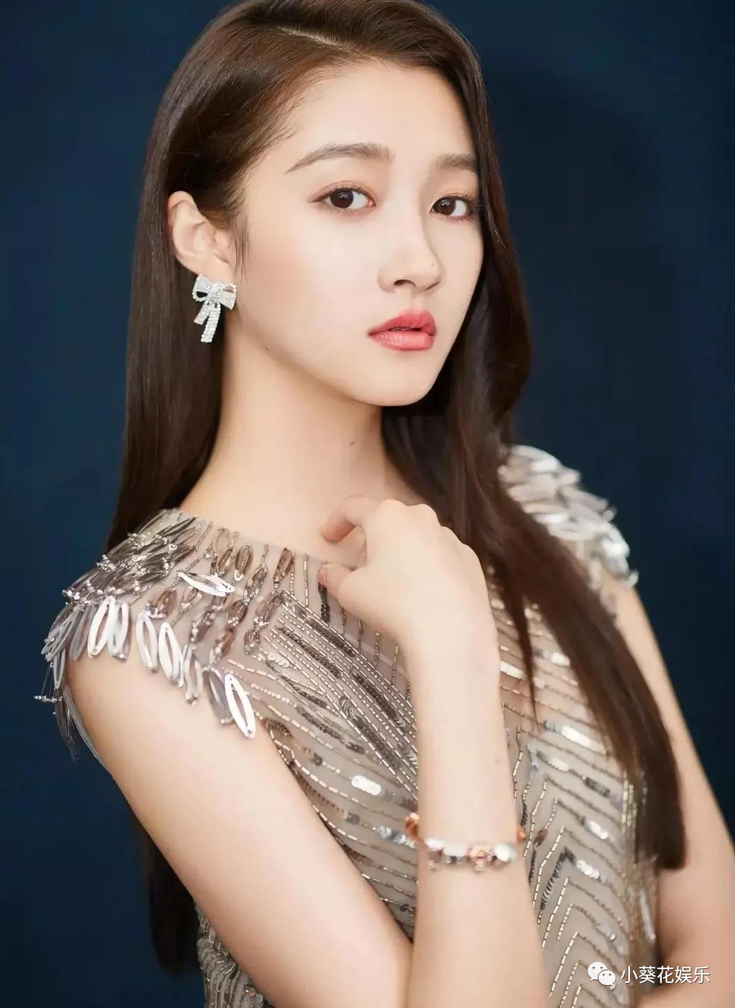 关晓彤造型大变!半遮半掩的大长腿,究竟是谁的创意?