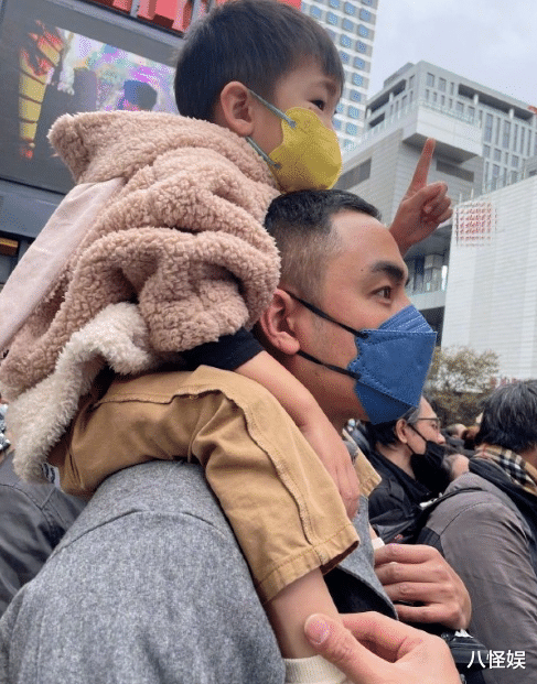 明道定居上海！与老婆穿情侣装看房，王婷萱怀抱女儿不插话好温柔