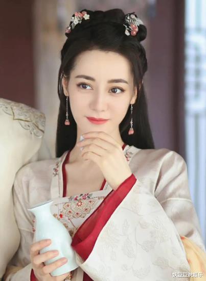 迪丽热巴综艺预告来袭!穿4万5裙子跳舞,网友:怎么像个男的?