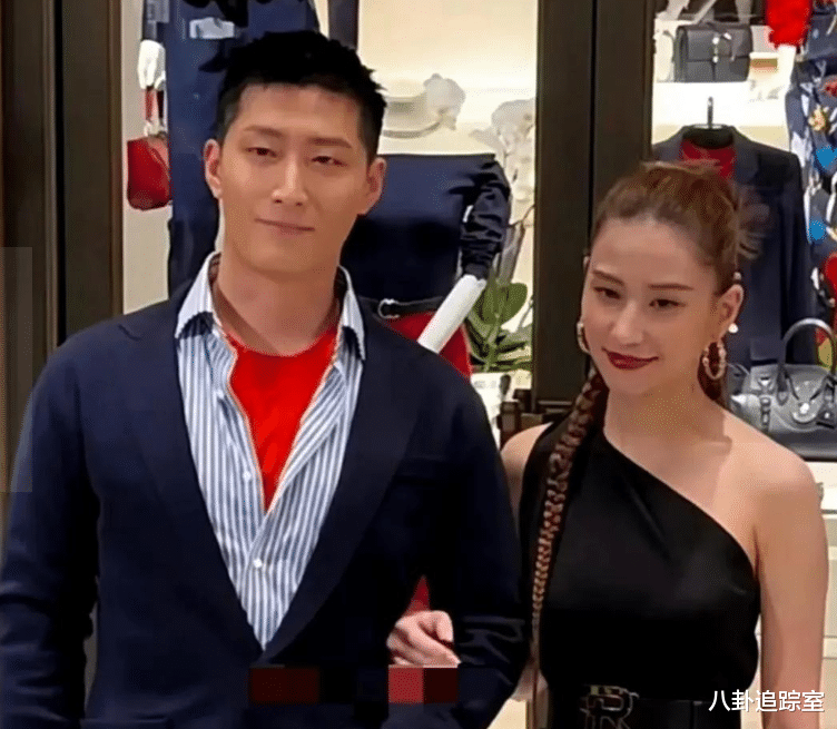 何超莲|何超莲窦骁大婚前合体捞金！男方脖子草莓印显眼，被嘲眼中无真情