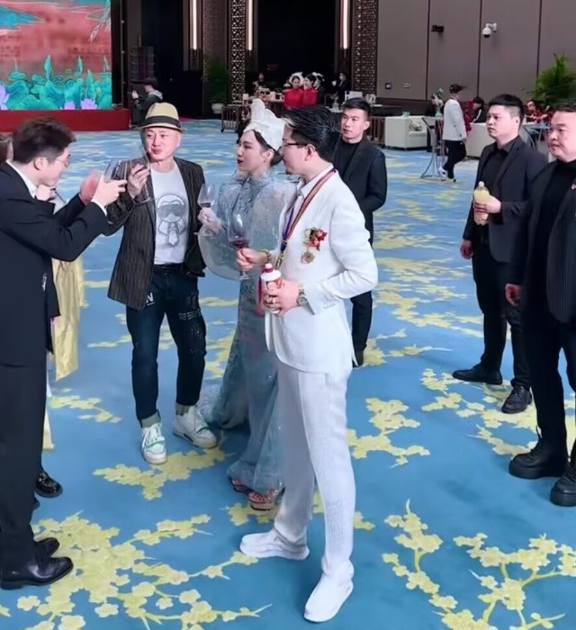 婴儿车|国岳夫妇太豪横!满月女儿坐英国王妃同款婴儿车,礼金188万起步