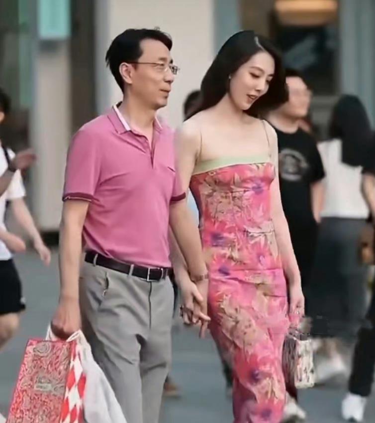 |领导：未经本人允许将照片发上网，此行为要严查到底！