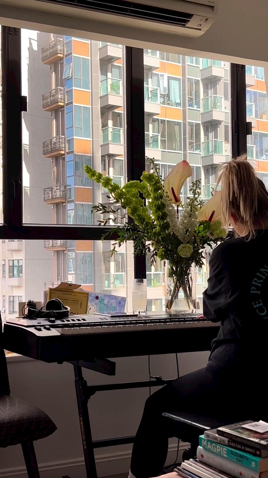 郑欣宜消失三个月首露面，消瘦唱歌回应抑郁复发：往前一步就坠落