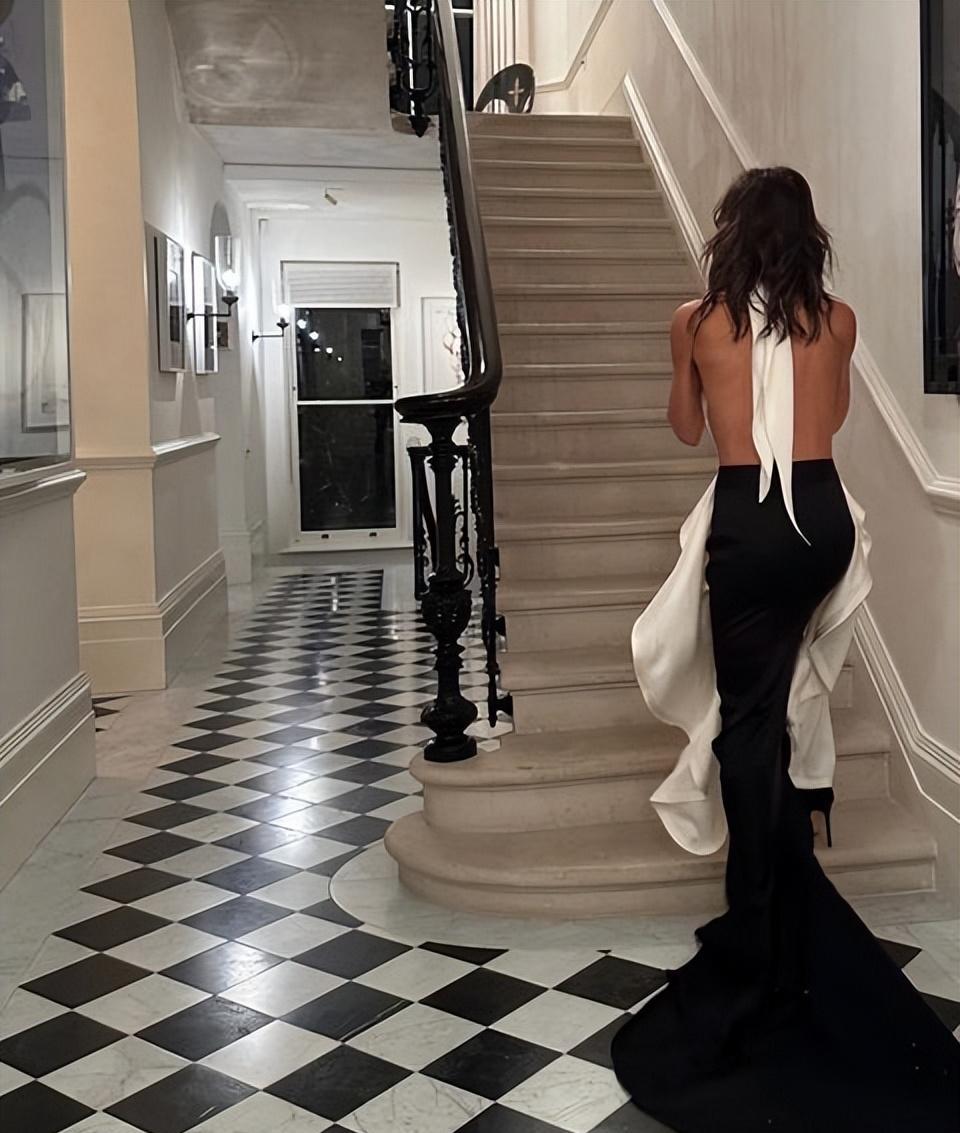 维多利亚|贝克汉姆48岁爱妻泳池旁放飞!“围裙”内搭空气,壮硕手臂很惹眼!