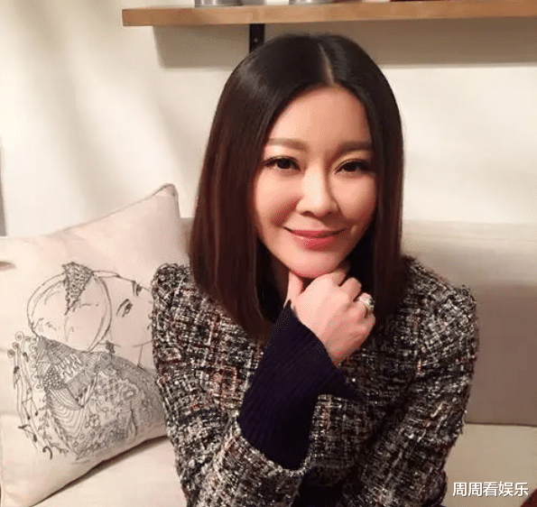 前央视主持人现身以色列!穿高价衣服拍黑泥照,曾被婆婆打破丁克想法