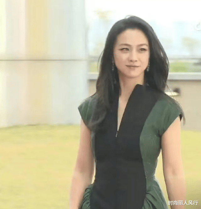 汤唯|43岁汤唯拿下百想影后成韩国顶流!穿丑裙子走红毯底气足,脸好美