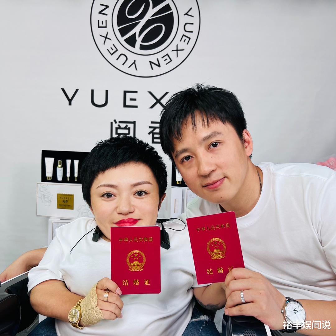 80厘米网红李喜梅官宣结婚,终止妊娠两个月,二婚身家千万带男娃