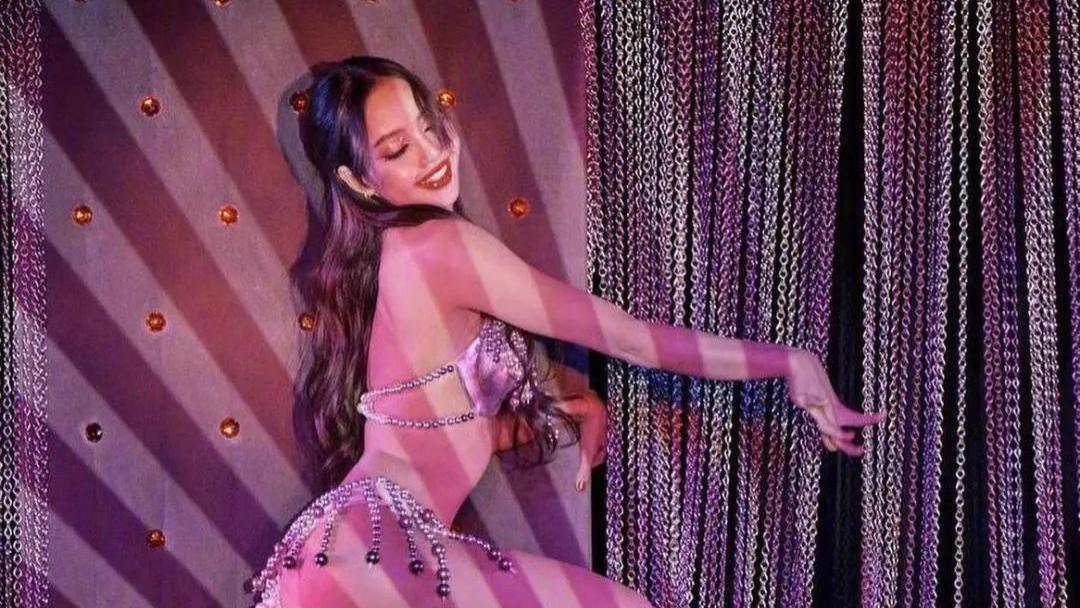 杨颖疯马秀风波后续：官方帮辟谣，网友拍到新照片，本人继续沉默