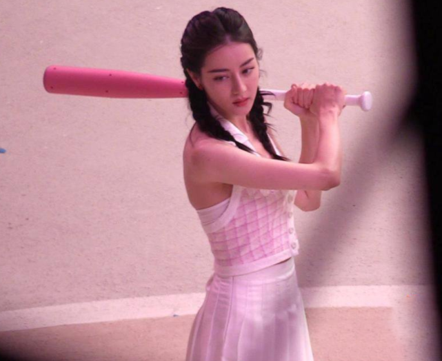 迪丽热巴|迪丽热巴回国营业：穿吊带短裙露小蛮腰，肚子平平力破怀孕传闻