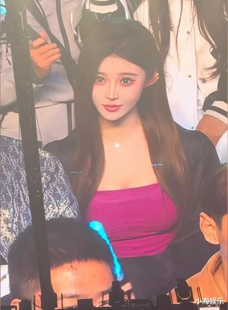 薛之谦演唱会投屏女主回应了,因男友出轨早就分手,男方再曝猛料