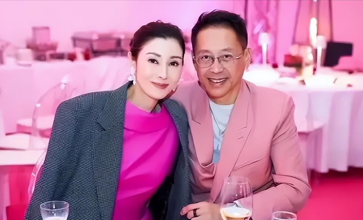 郭晶晶|郭晶晶罕见参加名媛聚会,站位边缘打扮格格不入,李嘉欣却在C位