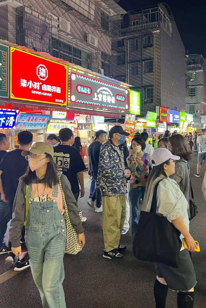 倪大红|63岁倪大红疑在湖南养老!深夜与美女惠英红逛街,举止亲密感情好