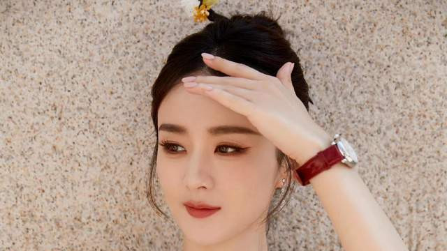 |赵丽颖高调出席活动展现顶流人气！穿吊带裙生图封神，女人味好浓