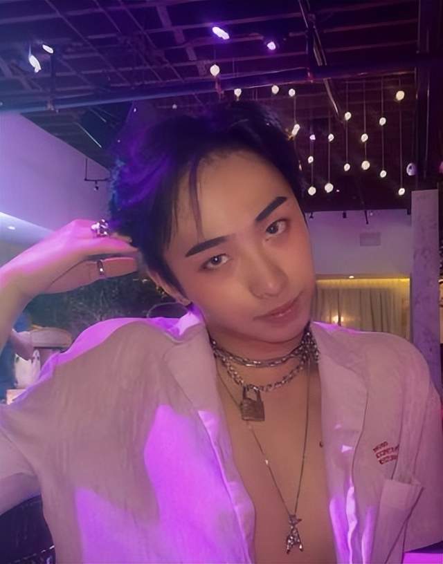 庾澄庆21岁儿子再晒女装照，全透明连衣裙配高跟鞋，狂野又妩媚