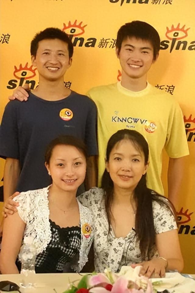 善恶终有报!63岁在美国捡垃圾的吕丽萍,已经活成了一个“笑话”