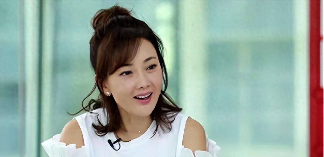 整容失败?51岁牛莉亲自道歉,网友:自然老去才是最美的!