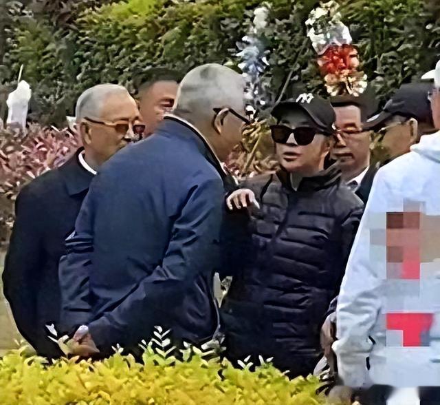 刘晓庆回家乡选墓地！穿羽绒服气质优雅，不再扮嫩终于肯面对衰老