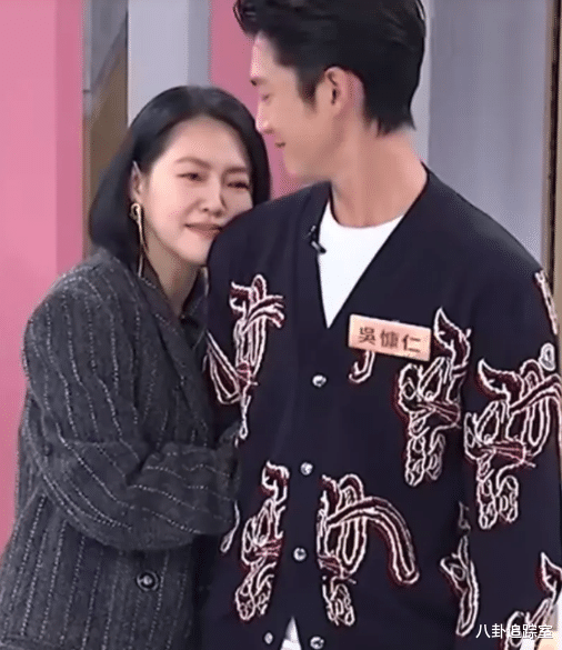 邓紫棋|小S当众与男人亲密,曝受威胁私生子进门,二女儿血缘遭疑