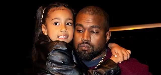 金·卡戴珊|金卡戴珊酒吧狂嗨!牛仔套装尽显小蛮腰,9岁女儿成为接班人