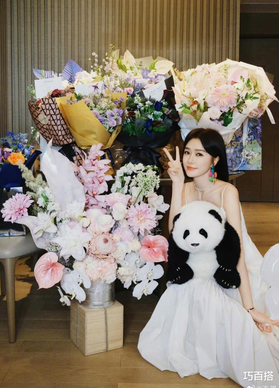 秦岚最近真是赢麻了！事业全面开花，穿搭气质更是圈粉无数