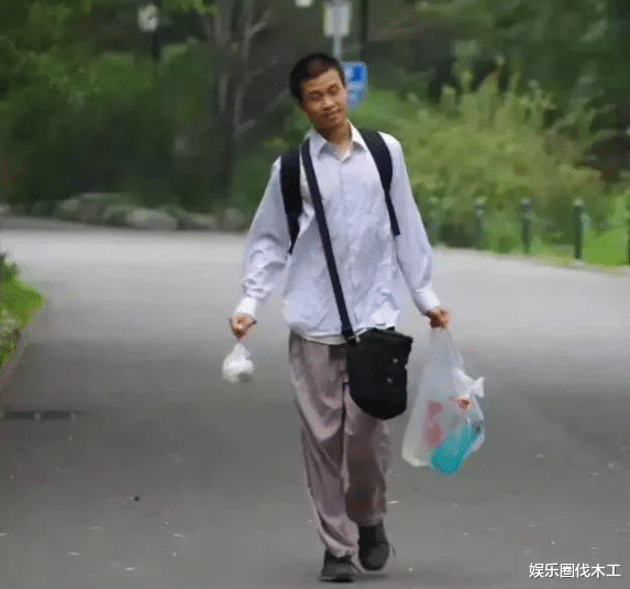 32岁韦神疑似买房结婚，穿着朴素衣着廉价，网友：谁会让女儿嫁他