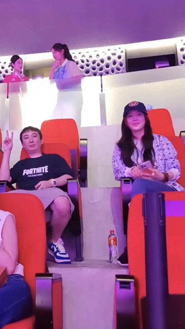 35岁王思聪现身杭州看亚运！配合检票表情友好，身边又换新女友