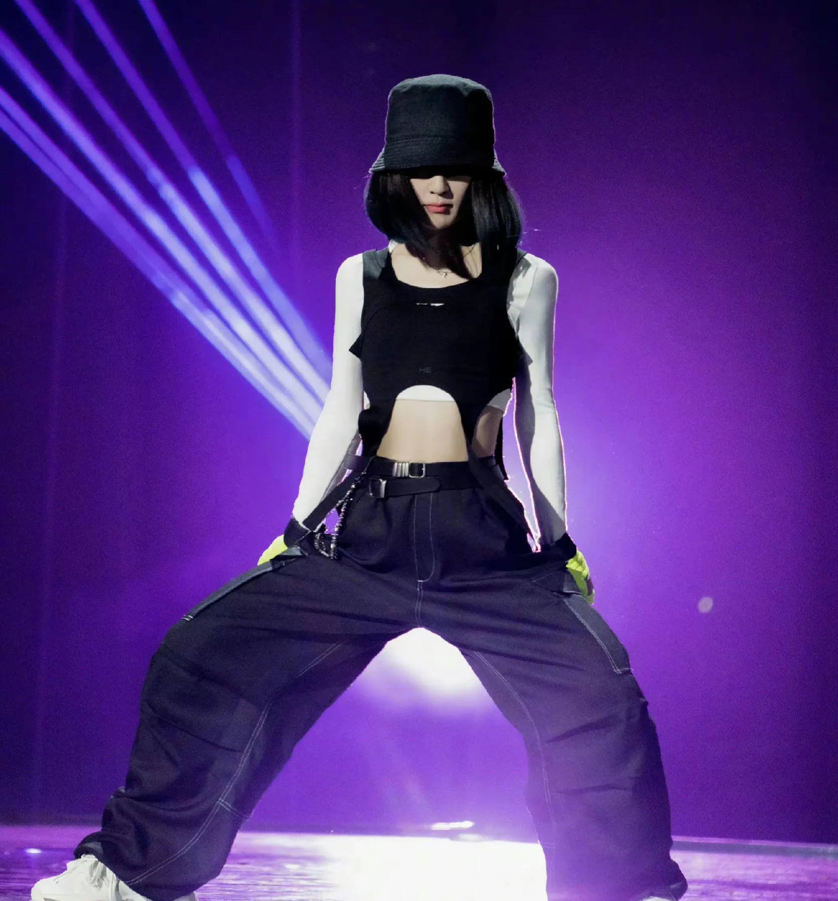 谢娜|1夜8个大瓜,蔡徐坤被判300万解约金,谢娜节目上惹争议