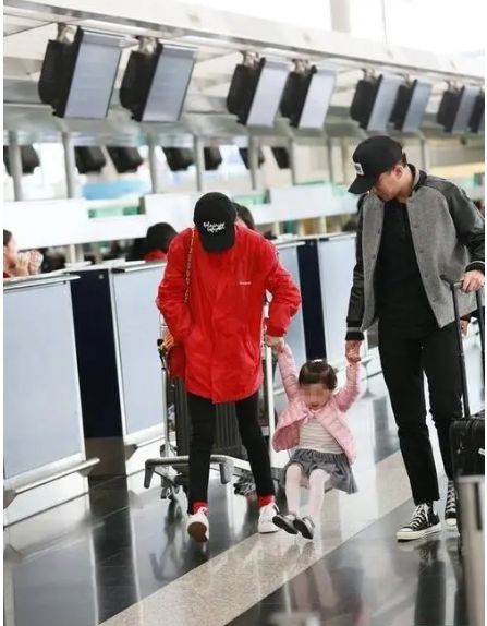 刘恺威|刘恺威话剧举办庆功宴，48岁颜值被赞帅气，对待粉丝无明星架子