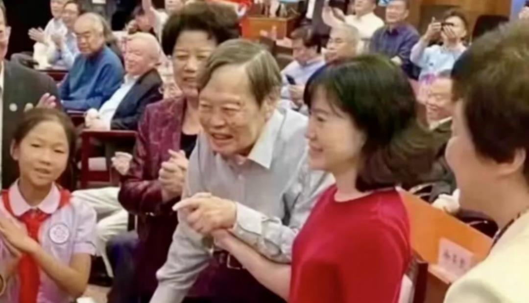 翁帆|101岁杨振宁状态堪忧？翁帆已准备好退路：冻9颗卵子改嫁后仍可孕育