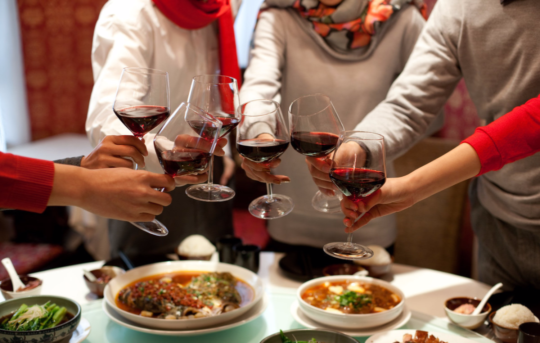 饭局结束,领导说“这道菜没动,你打包回去”只会说“不用了”?