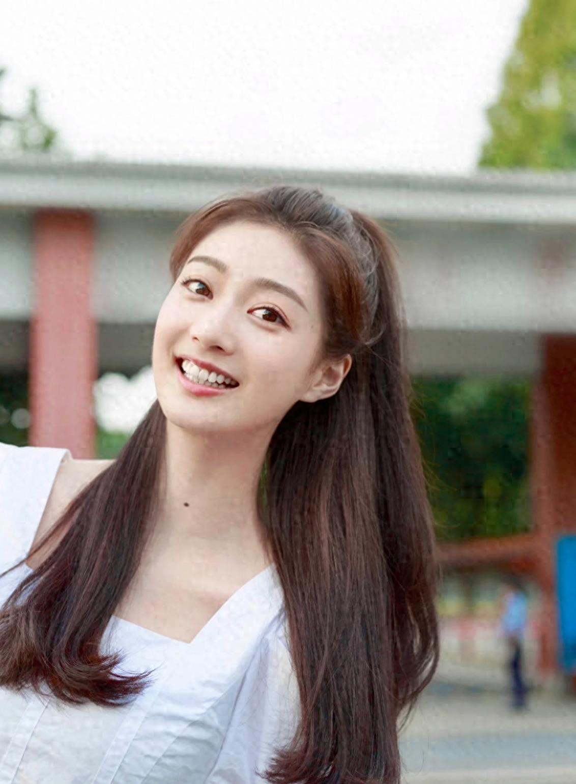 为什么她一出道即高峰？这次中秋晚会她一身旗袍，再次惊艳了众人