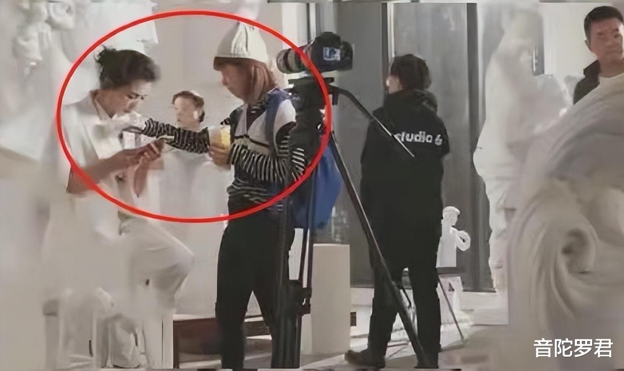 被赶到走廊睡觉、手接口水、跪地伺候穿鞋、这些明星哪来的优越感