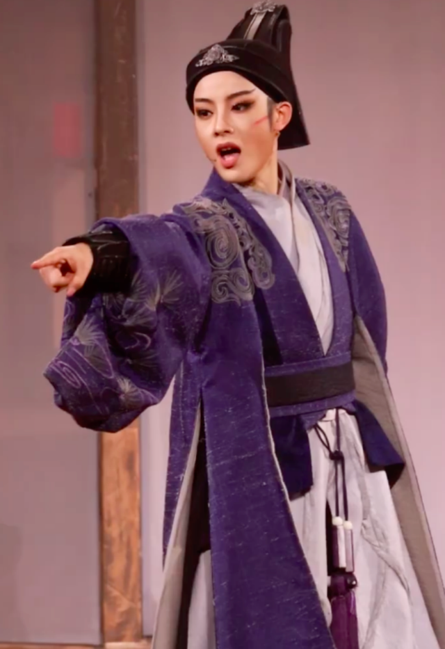 90后越剧女演员陈丽君回应走红：我是一个非常普通的女孩，用尽了所有努力去爱舞台