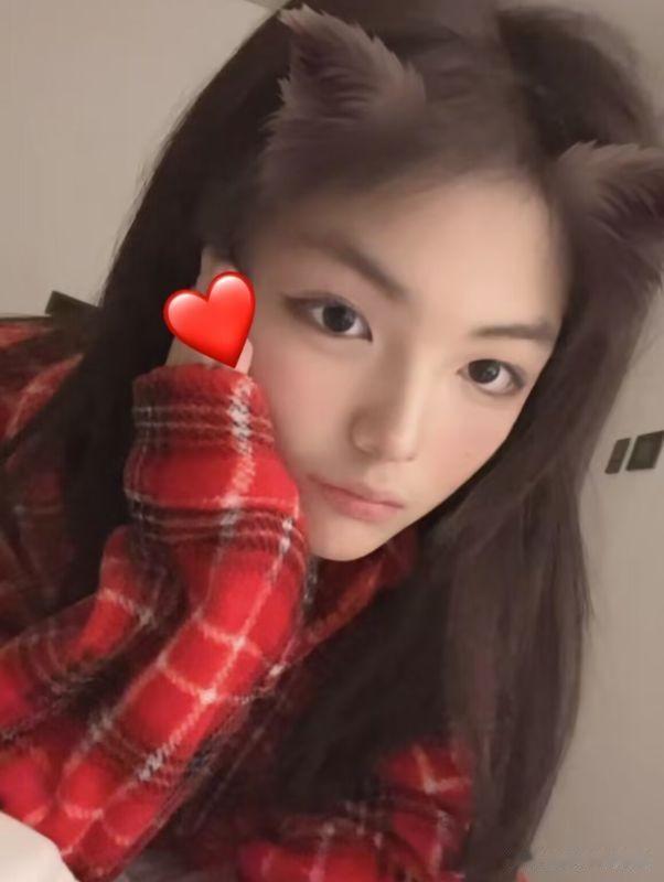 王诗龄|王诗龄520晒巨型玫瑰熊,被扒价格超过10万,曾与男生亲密互动