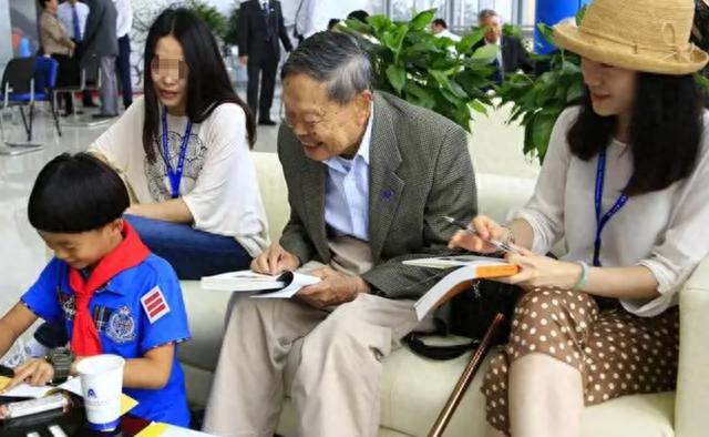 翁帆顺利产子！宝宝正脸照曝光，五官神似杨振宁，遗产或重新分配