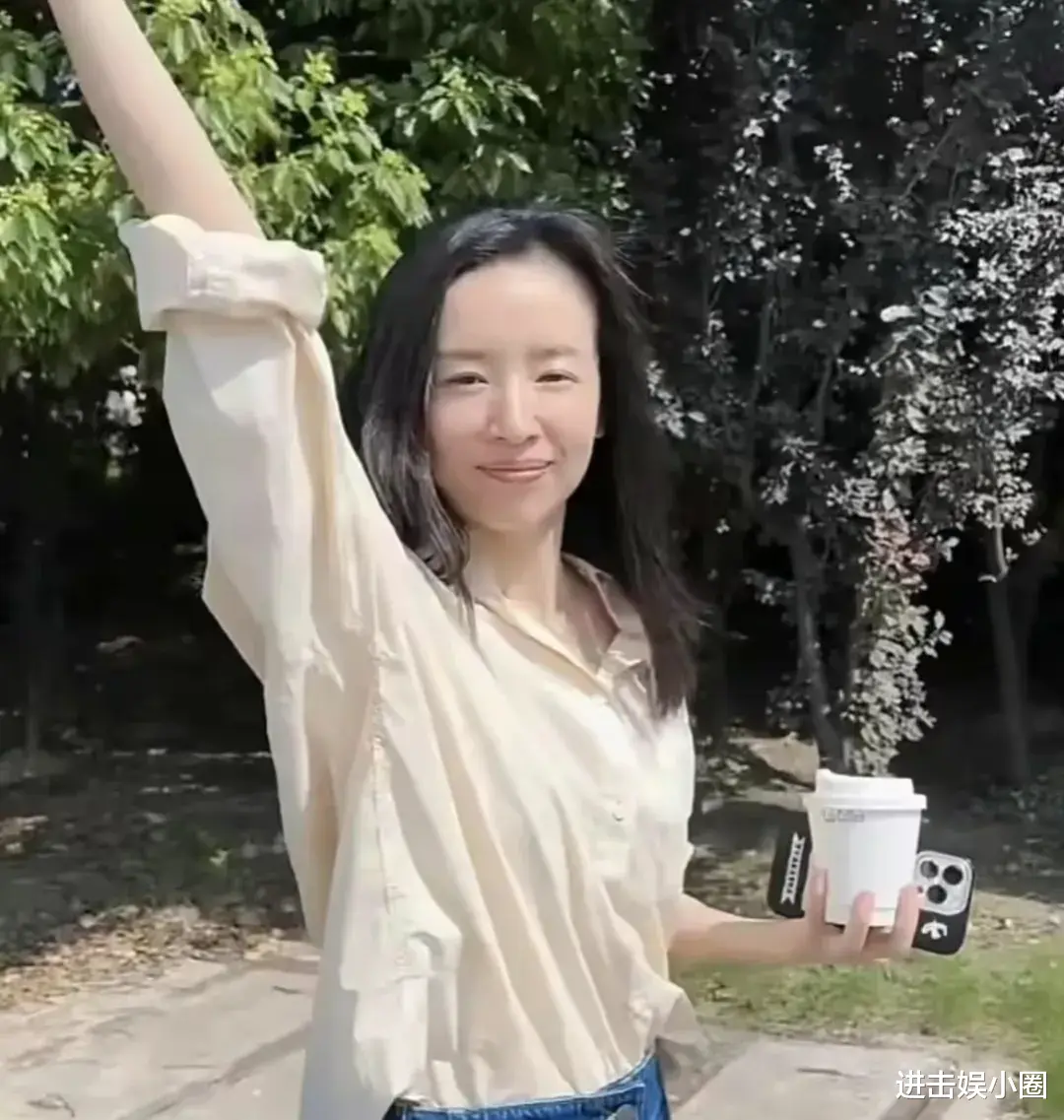 董洁新恋情曝光？夜会小鲜肉吃烛光晚餐，直播收入已上亿