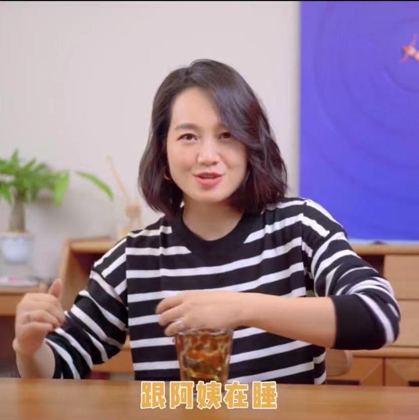 乔欣|朱丹被疑怀三胎,体态丰盈小腹凸起,前两胎生养艰辛周一围常缺席