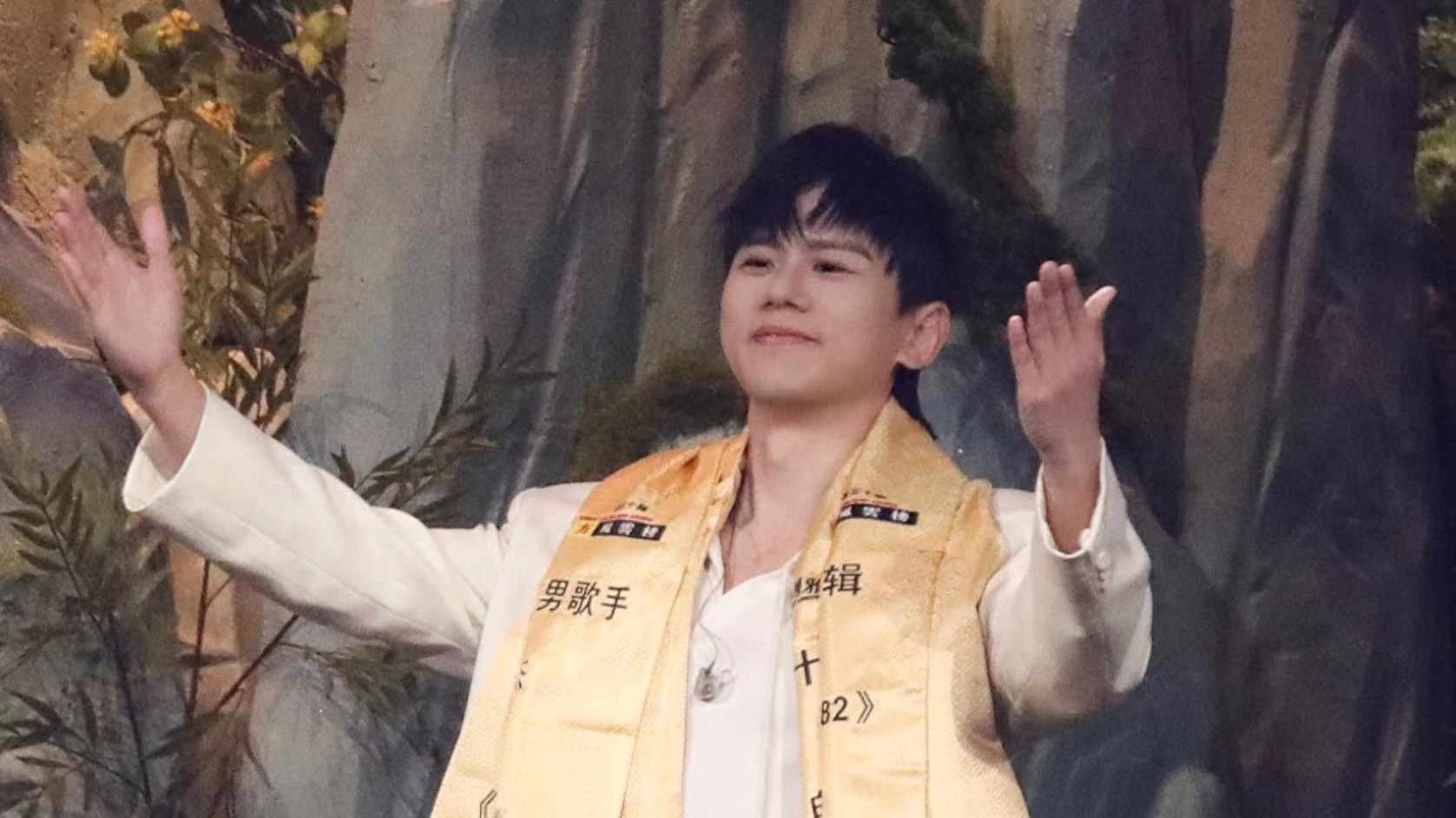 周深郁可唯获得东方风云榜最佳歌手，张杰张靓颖获亚洲最佳歌手