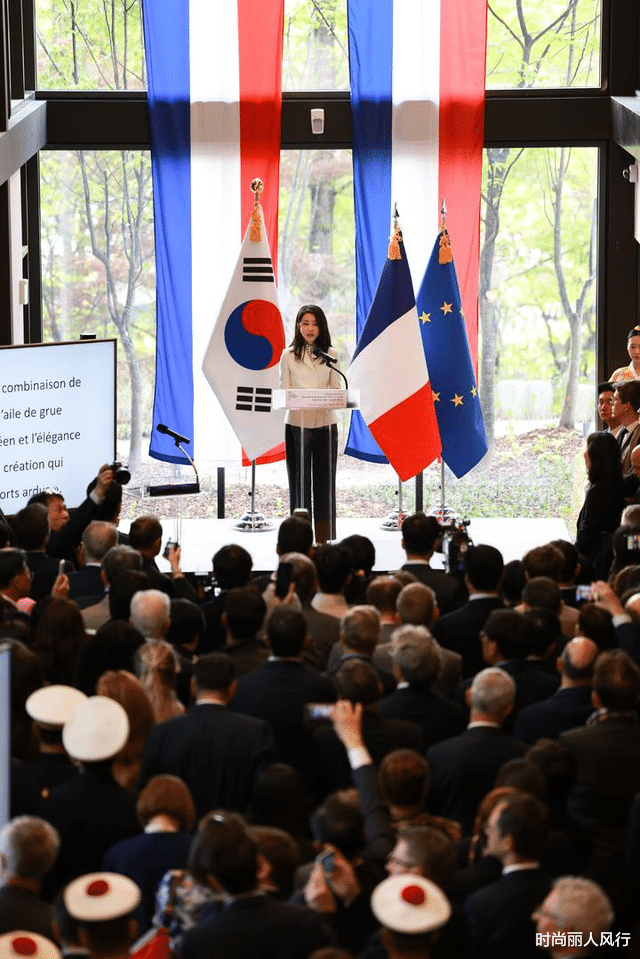 西装 韩国第一夫人真是长脸！穿白西装接见法国女外长，东方美貌赢麻了